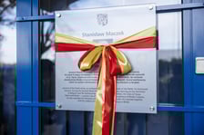 <p>Nowy krasnal upamiętnia generała Stanisława Maczka. Na zdjęciu tablica pamiątkowa</p>